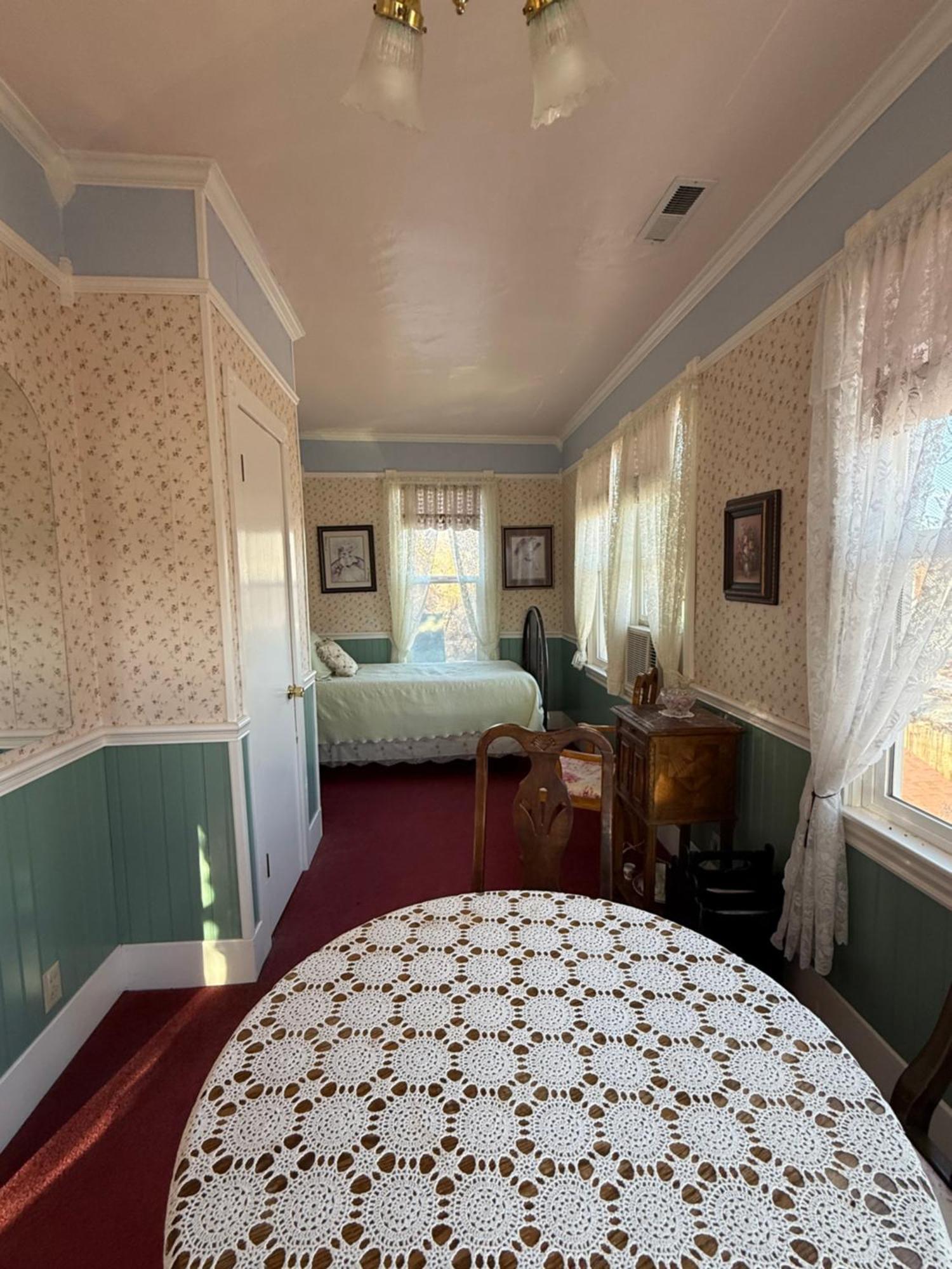 Roseberry House Bed And Breakfast Сузанвилл Экстерьер фото
