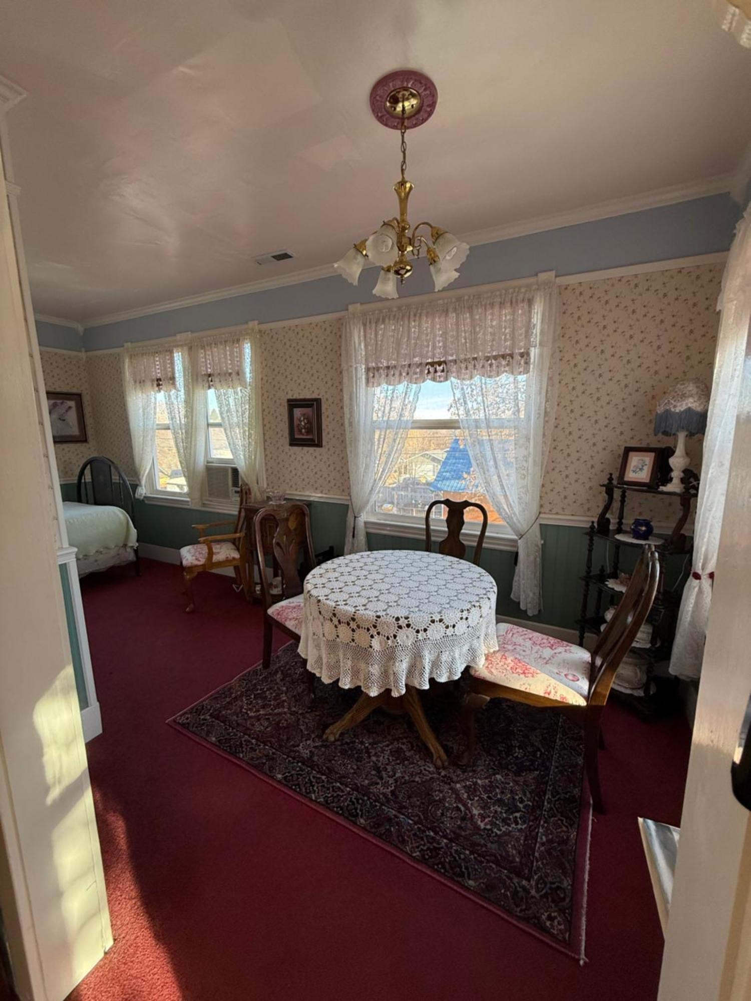 Roseberry House Bed And Breakfast Сузанвилл Экстерьер фото