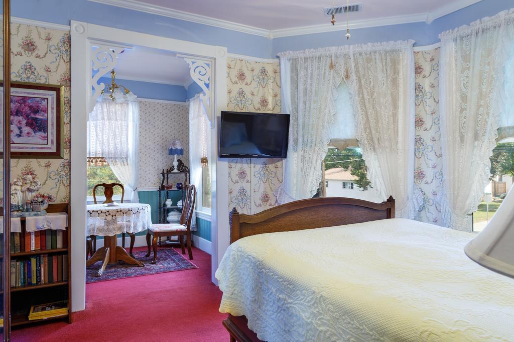 Roseberry House Bed And Breakfast Сузанвилл Экстерьер фото