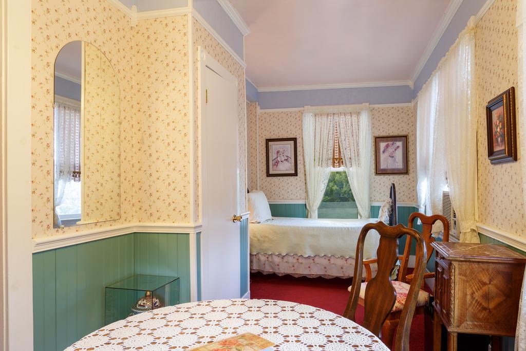 Roseberry House Bed And Breakfast Сузанвилл Экстерьер фото